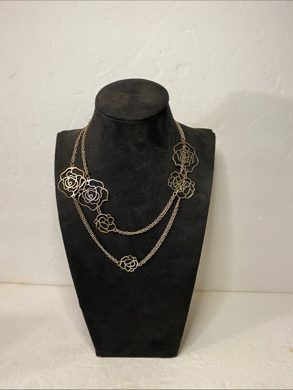Gild tone rose necklace